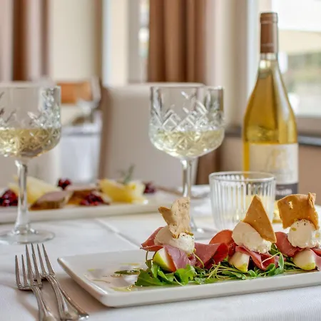 Family Escape With Pools And Sauna